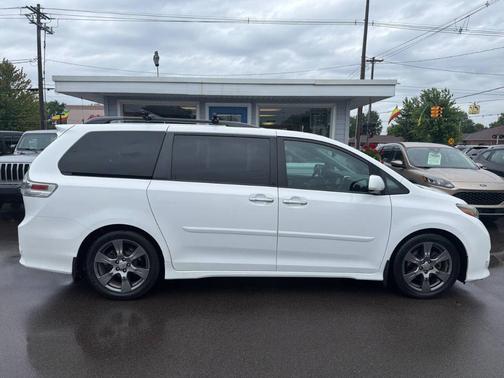 White 2017 Toyota Sienna SE Premium