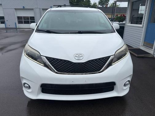 White 2017 Toyota Sienna SE Premium