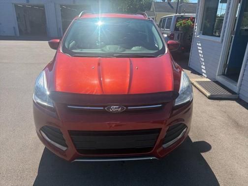 Red 2015 Ford Escape SE
