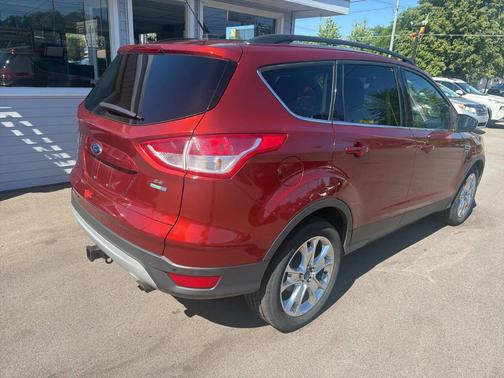 Red 2015 Ford Escape SE