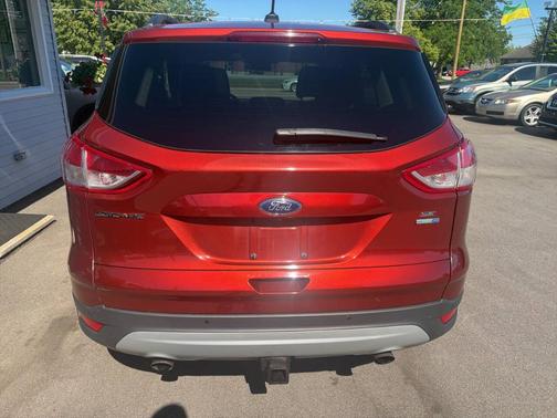 Red 2015 Ford Escape SE