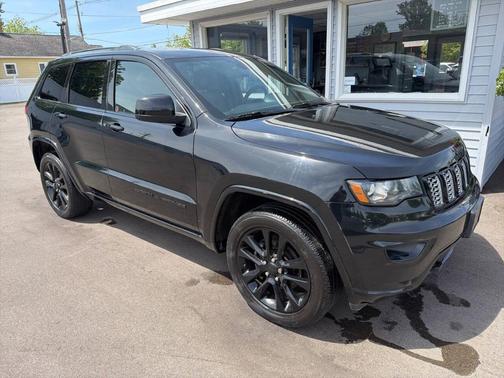 Black 2018 Jeep Grand Cherokee Altitude