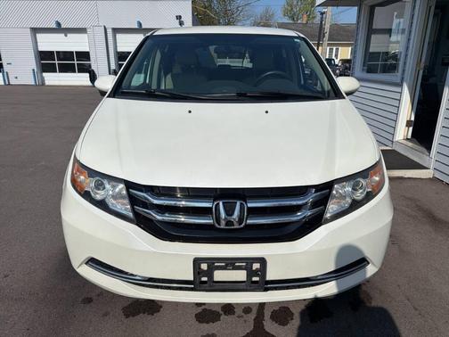 White 2016 Honda Odyssey SE