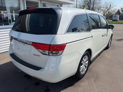 White 2016 Honda Odyssey SE