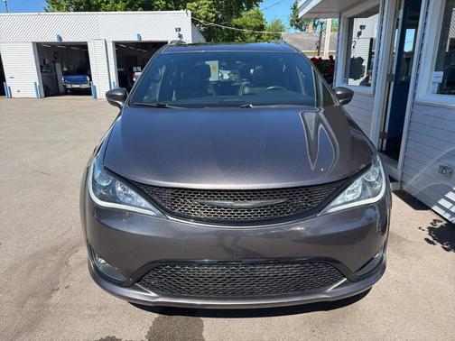 Gray 2019 Chrysler Pacifica Limited