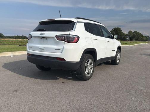 Bright White Clearcoat 2024 Jeep Compass Latitude