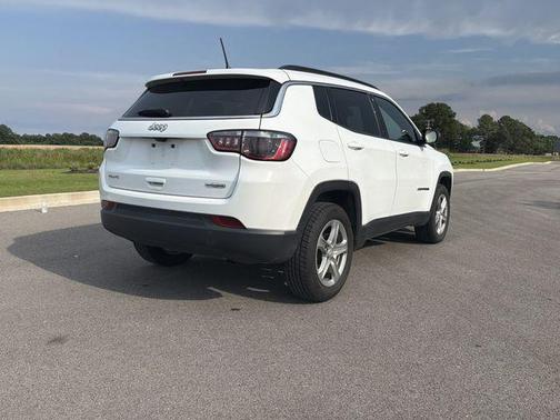 Bright White Clearcoat 2024 Jeep Compass Latitude