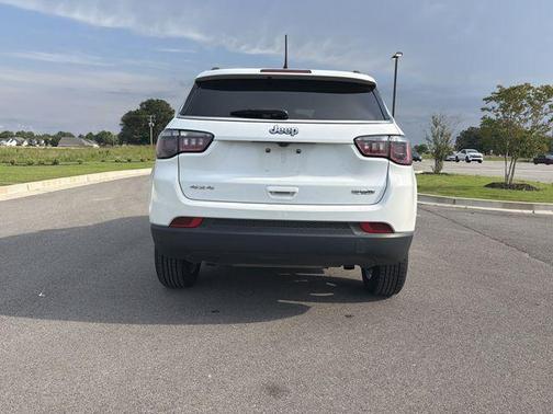 Bright White Clearcoat 2024 Jeep Compass Latitude