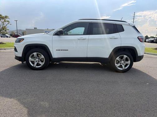 Bright White Clearcoat 2024 Jeep Compass Latitude
