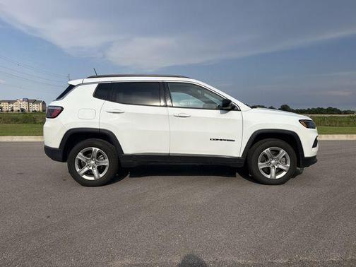 Bright White Clearcoat 2024 Jeep Compass Latitude