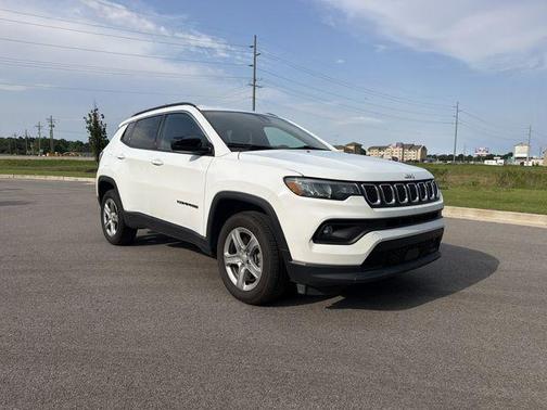 Bright White Clearcoat 2024 Jeep Compass Latitude