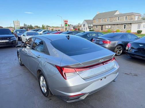 2022 Hyundai ELANTRA SE