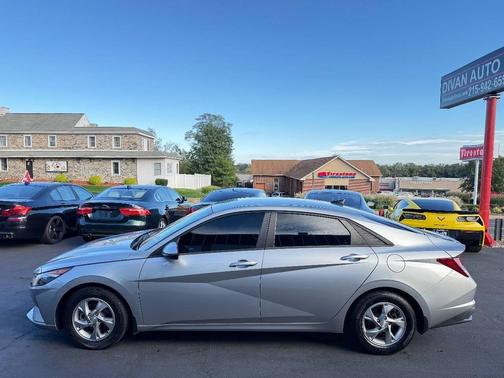 2022 Hyundai ELANTRA SE