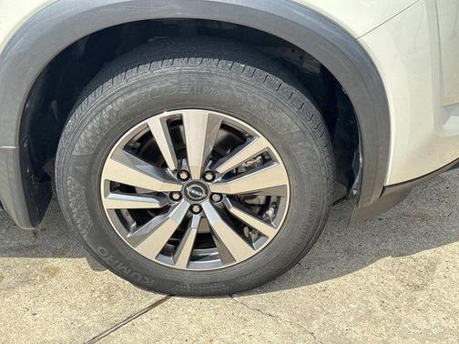 Pearl White Tri-Coat 2023 Nissan Pathfinder SL
