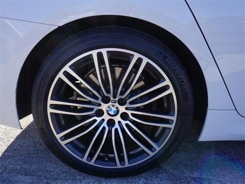 Photo 4 of 28 of 2017 BMW 540 i xDrive