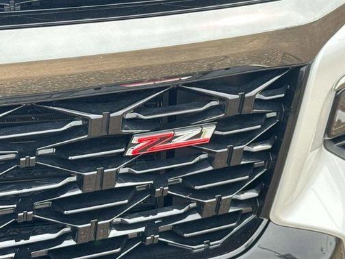 Iridescent Pearl Tricoat 2025 Chevrolet Traverse Z71