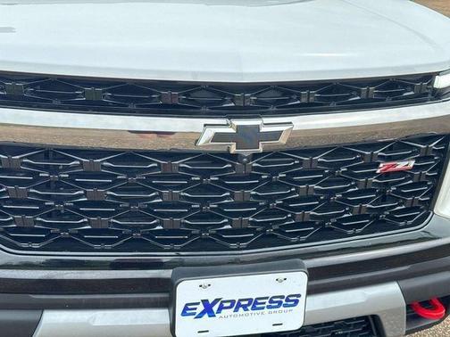 Iridescent Pearl Tricoat 2025 Chevrolet Traverse Z71