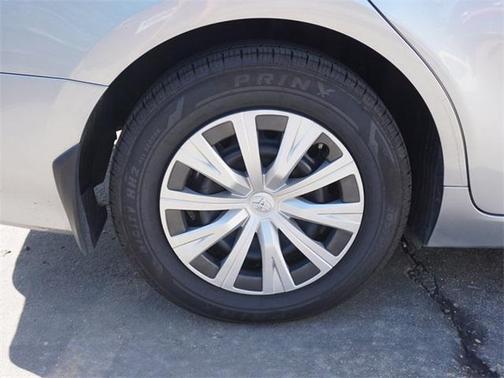 Photo 4 of 27 of 2020 Toyota Camry Hybrid LE