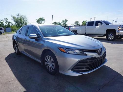 Photo 3 of 27 of 2020 Toyota Camry Hybrid LE