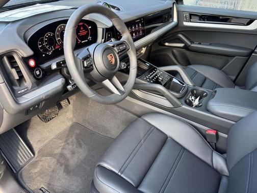 Chromite Black Metallic 2026 Porsche Cayenne Cayenne