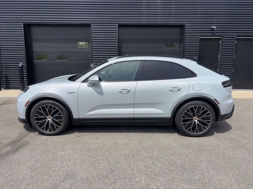 Ice Grey Metallic 2026 Porsche Macan Macan Electric 4