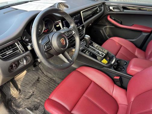 Dolomite Silver Metallic 2025 Porsche Macan Macan