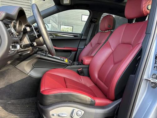 Dolomite Silver Metallic 2025 Porsche Macan Macan