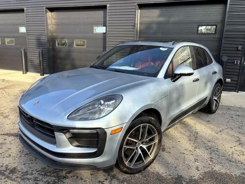 Dolomite Silver Metallic 2025 Porsche Macan Macan