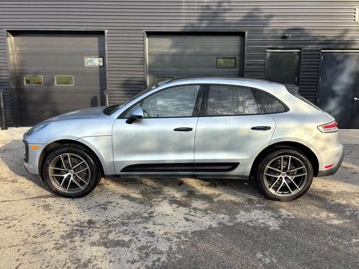 Dolomite Silver Metallic 2025 Porsche Macan Macan