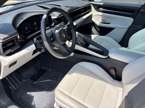 Dolomite Silver Metallic 2025 Porsche Macan Macan Electric 4
