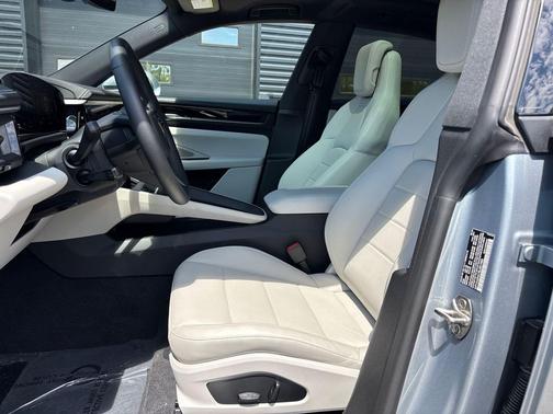 Dolomite Silver Metallic 2025 Porsche Macan Macan Electric 4