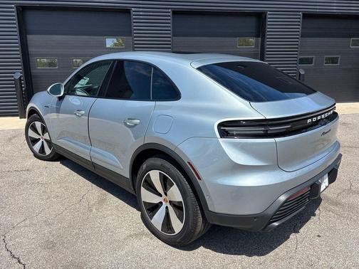 Dolomite Silver Metallic 2025 Porsche Macan Macan Electric 4