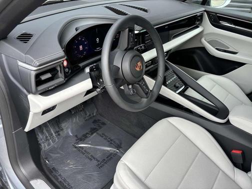 2025 Porsche Macan 4