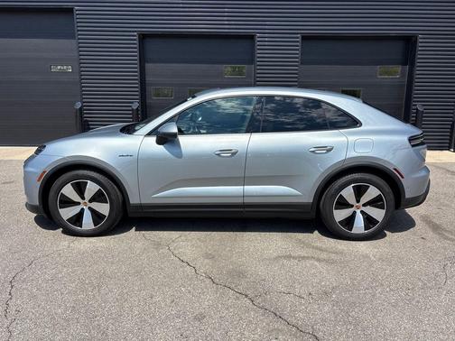 Dolomite Silver Metallic 2025 Porsche Macan Macan Electric 4