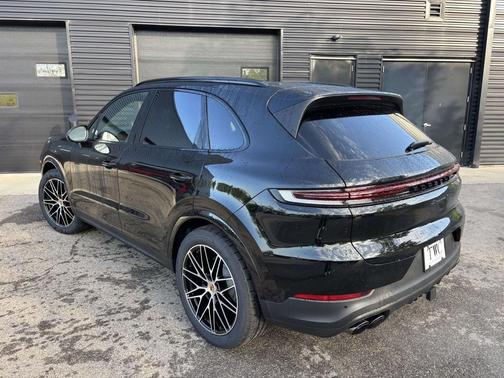 Chromite Black Metallic 2026 Porsche Cayenne S