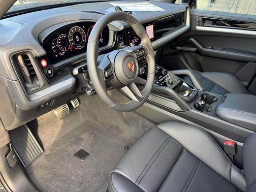 Chromite Black Metallic 2026 Porsche Cayenne S