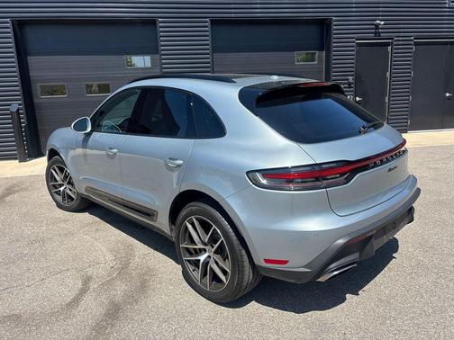 Dolomite Silver Metallic 2025 Porsche Macan Macan