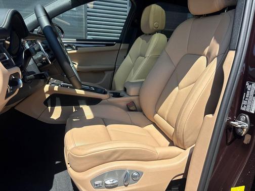 Copper Ruby Metallic 2026 Porsche Macan Macan