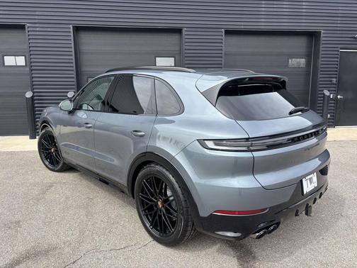 Platinum Silver Metallic 2026 Porsche Cayenne GTS