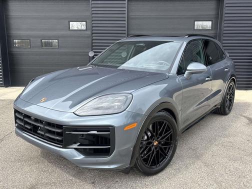 Platinum Silver Metallic 2026 Porsche Cayenne GTS