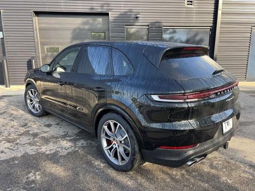 Chromite Black Metallic 2026 Porsche Cayenne S