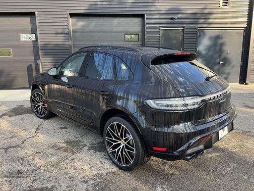 Jet Black Metallic 2026 Porsche Macan Macan