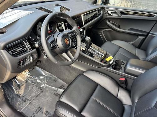 Jet Black Metallic 2026 Porsche Macan Macan