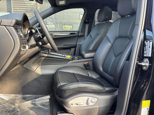 Jet Black Metallic 2026 Porsche Macan Macan
