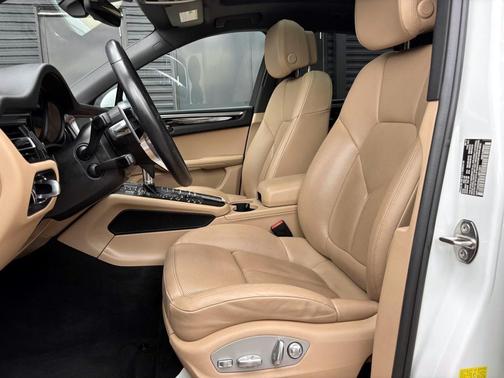 White 2020 Porsche Macan Macan