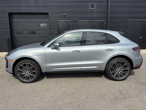 Dolomite Silver Metallic 2026 Porsche Macan Macan