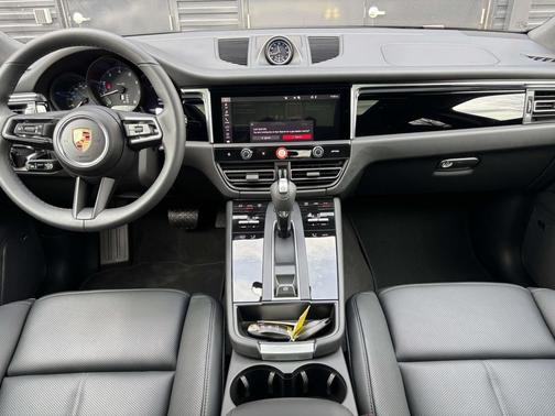 Dolomite Silver Metallic 2026 Porsche Macan Macan