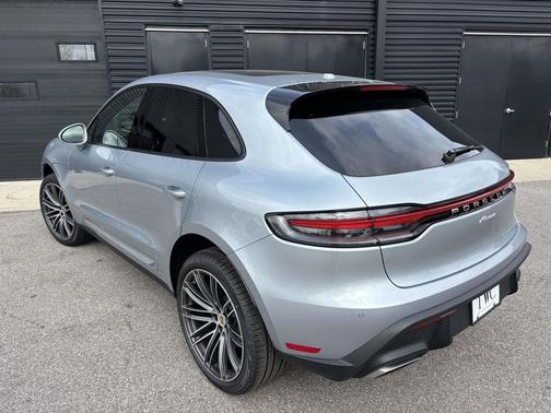 Dolomite Silver Metallic 2026 Porsche Macan Macan