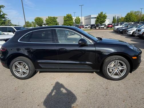 Jet Black Metallic 2017 Porsche Macan Macan