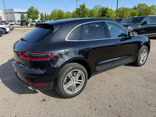 Jet Black Metallic 2017 Porsche Macan Macan